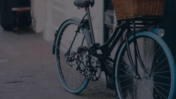 Fahrrad lehnt an einer Wand bereit für den Versand
