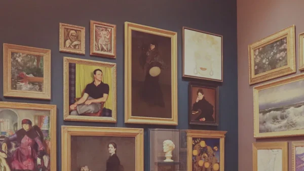 Viele Bilder und Gemälde an einer grauen Wand